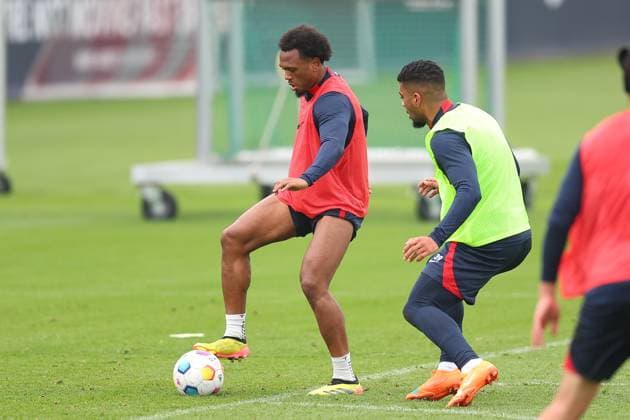 RB Leipzig Training 1. Bundesliga Leipzig, 07.05.2024, Trainingszentrum am Cottaweg, Saison 2023 2024, Fußball, Männer, 1. Bundesliga , RB Leipzig Training , Im Bild v.l.: Lois Openda und Benjamin Henrichs ,