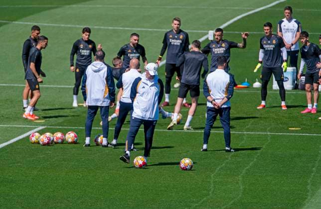 07.05.2024, Fussball UEFA Championsleague 2023 2024: 1 Tag vor dem Halbfinale, Real Madrid - FC Bayern München, Training Session Real Madrid am Trainingsgelände von Real. mitte: Trainer Carlo Ancelotti (Real Madrid) nachdenklich