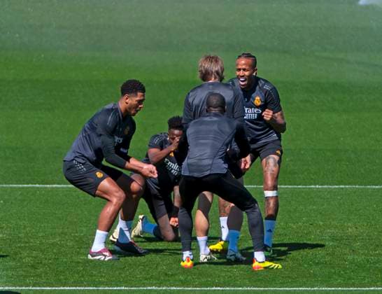 07.05.2024, Fussball UEFA Championsleague 2023 2024: 1 Tag vor dem Halbfinale, Real Madrid - FC Bayern München, Training Session Real Madrid am Trainingsgelände von Real. re: Eder Militao (Real Madrid) lachend, li: Jude Bellingham (Real Madrid)
