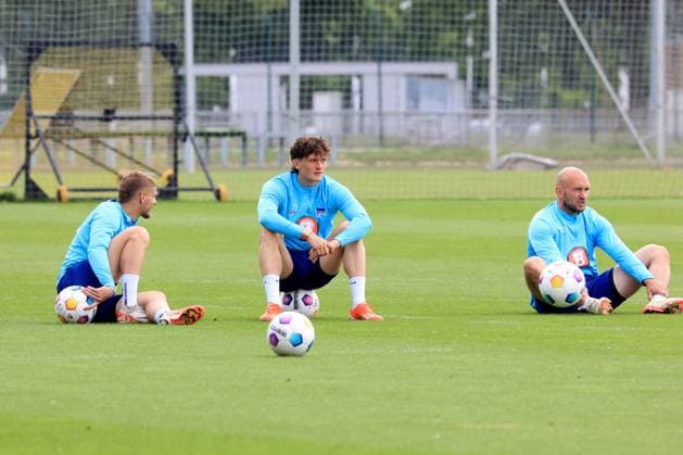 DEU, DFL, 2. FBL Hertha BSC, Training, 07.05.2024, Sportforum, Berlin, DEU, DFL, 2. FBL Hertha BSC, Training, im Bild Ferienlager Hertha BSC, Hertha-Spieler Marton Dardai (Hertha BSC Berlin 31),. Fabian Reese (Hertha BSC Berlin 11), Toni Leistner (Hertha BSC Berlin 37) DFL - regulations prohibit any use of Photographs as image sequences and or quasi-video Foto: Juergen Engler nordphoto GmbH