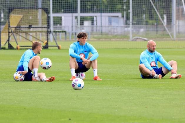 DEU, DFL, 2. FBL Hertha BSC, Training, 07.05.2024, Sportforum, Berlin, DEU, DFL, 2. FBL Hertha BSC, Training, im Bild Ferienlager Hertha BSC, Hertha-Spieler Marton Dardai (Hertha BSC Berlin 31),. Fabian Reese (Hertha BSC Berlin 11), Toni Leistner (Hertha BSC Berlin 37) DFL - regulations prohibit any use of Photographs as image sequences and or quasi-video Foto: Juergen Engler nordphoto GmbH