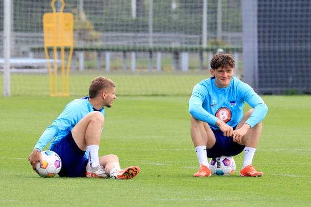 Sport Bilder des Tages DEU, DFL, 2. FBL Hertha BSC, Training, 07.05.2024, Sportforum, Berlin, DEU, DFL, 2. FBL Hertha BSC, Training, im Bild Ferienlager Hertha BSC, Hertha-Spieler Marton Dardai (Hertha BSC Berlin 31),. Fabian Reese (Hertha BSC Berlin 11 DFL - regulations prohibit any use of Photographs as image sequences and or quasi-video Foto: Juergen Engler nordphoto GmbH