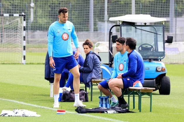 DEU, DFL, 2. FBL Hertha BSC, Training, 07.05.2024, Sportforum, Berlin, DEU, DFL, 2. FBL Hertha BSC, Training, im Bild Haris Tabakovic (Hertha BSC Berlin 25), Andreas Bouchalakis (Hertha BSC Berlin 5), Konditionstrainer Hendrik Kuchno (Hertha BSC Berlin) DFL - regulations prohibit any use of Photographs as image sequences and or quasi-video Foto: Juergen Engler nordphoto GmbH