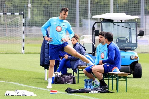 DEU, DFL, 2. FBL Hertha BSC, Training, 07.05.2024, Sportforum, Berlin, DEU, DFL, 2. FBL Hertha BSC, Training, im Bild Haris Tabakovic (Hertha BSC Berlin 25), Andreas Bouchalakis (Hertha BSC Berlin 5), Konditionstrainer Hendrik Kuchno (Hertha BSC Berlin) DFL - regulations prohibit any use of Photographs as image sequences and or quasi-video Foto: Juergen Engler nordphoto GmbH
