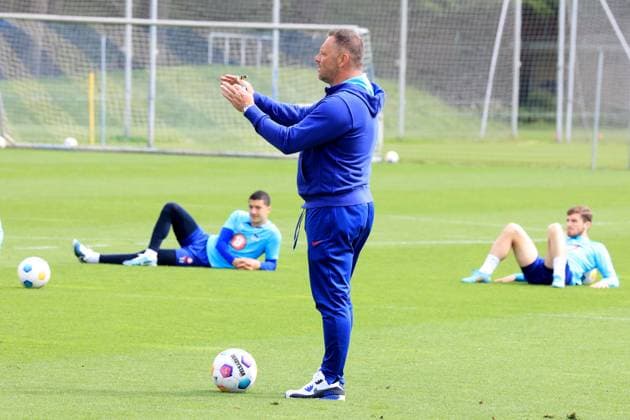 DEU, DFL, 2. FBL Hertha BSC, Training, 07.05.2024, Sportforum, Berlin, DEU, DFL, 2. FBL Hertha BSC, Training, im Bild Cheftrainer Pal Dardai (Hertha BSC Berlin) DFL - regulations prohibit any use of Photographs as image sequences and or quasi-video Foto: Juergen Engler nordphoto GmbH