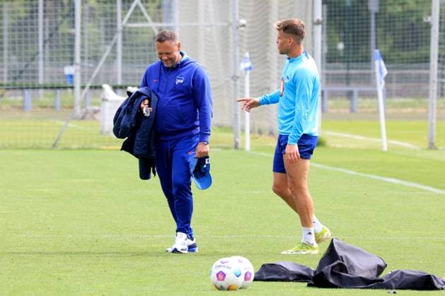 DEU, DFL, 2. FBL Hertha BSC, Training, 07.05.2024, Sportforum, Berlin, DEU, DFL, 2. FBL Hertha BSC, Training, im Bild Cheftrainer Pal Dardai (Hertha BSC Berlin), Florian Niederlechner (Hertha BSC Berlin 7) DFL - regulations prohibit any use of Photographs as image sequences and or quasi-video Foto: Juergen Engler nordphoto GmbH