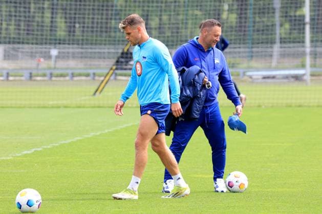 DEU, DFL, 2. FBL Hertha BSC, Training, 07.05.2024, Sportforum, Berlin, DEU, DFL, 2. FBL Hertha BSC, Training, im Bild Cheftrainer Pal Dardai (Hertha BSC Berlin), Florian Niederlechner (Hertha BSC Berlin 7) DFL - regulations prohibit any use of Photographs as image sequences and or quasi-video Foto: Juergen Engler nordphoto GmbH