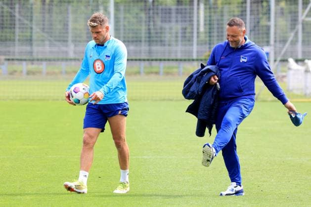 DEU, DFL, 2. FBL Hertha BSC, Training, 07.05.2024, Sportforum, Berlin, DEU, DFL, 2. FBL Hertha BSC, Training, im Bild Cheftrainer Pal Dardai (Hertha BSC Berlin), Florian Niederlechner (Hertha BSC Berlin 7) DFL - regulations prohibit any use of Photographs as image sequences and or quasi-video Foto: Juergen Engler nordphoto GmbH