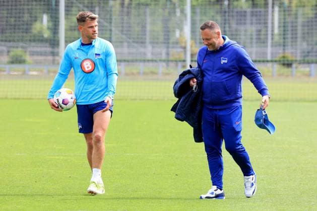 DEU, DFL, 2. FBL Hertha BSC, Training, 07.05.2024, Sportforum, Berlin, DEU, DFL, 2. FBL Hertha BSC, Training, im Bild Cheftrainer Pal Dardai (Hertha BSC Berlin), Florian Niederlechner (Hertha BSC Berlin 7) DFL - regulations prohibit any use of Photographs as image sequences and or quasi-video Foto: Juergen Engler nordphoto GmbH