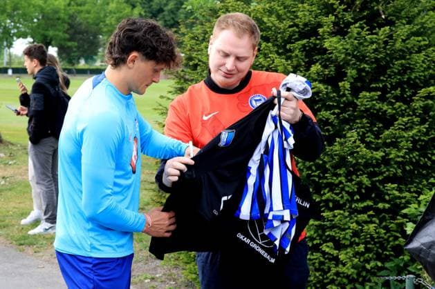 DEU, DFL, 2. FBL Hertha BSC, Training, 07.05.2024, Sportforum, Berlin, DEU, DFL, 2. FBL Hertha BSC, Training, im Bild Fabian Reese (Hertha BSC Berlin 11), Hertha-BSC Fan DFL - regulations prohibit any use of Photographs as image sequences and or quasi-video Foto: Juergen Engler nordphoto GmbH