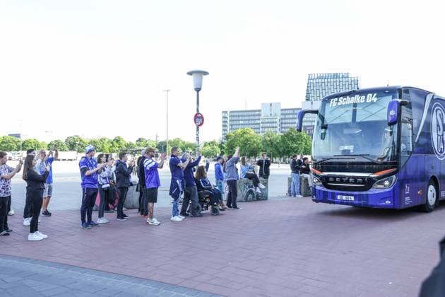 07.05.2024, Fussball, Saison 2023 2024, 2. Bundesliga, 32. Spieltag, VfL Osnabrück - FC Schalke 04, Fans des FC Schalke 04 empfangen die Mannschaft. Hamburg Stadion am Millerntor Hamburg Deutschland xRHR-FOTO TRx