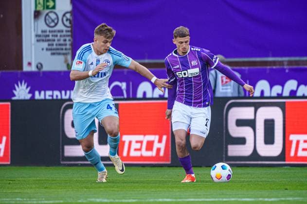 Keke Topp (FC Schalke 04, 42), Athanasios Androutsos (VfL Osnabrueck, 02) GER, VfL Osnabrueck vs. FC Schalke 04, Fussball, 2. Bundesliga, Spieltag 32, Saison 2023 2024, 07.05.2024 DFL REGULATIONS PROHIBIT ANY USE OF PHOTOGRAPHS AS IMAGE SEQUENCES AND OR QUASI-VIDEO GER, VfL Osnabrueck vs. FC Schalke 04, Fussball, 2. Bundesliga, Spieltag 32, Saison 2023 2024, 07.05.2024 Hamburg