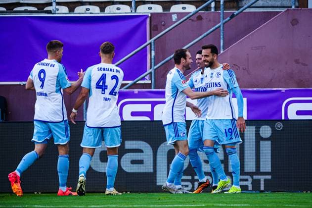Torjubel Jubel FC Schalke 04 nach Tor zum 0:2 Kenan Karaman (FC Schalke 04, 19) GER, VfL Osnabrueck vs. FC Schalke 04, Fussball, 2. Bundesliga, Spieltag 32, Saison 2023 2024, 07.05.2024 DFL REGULATIONS PROHIBIT ANY USE OF PHOTOGRAPHS AS IMAGE SEQUENCES AND OR QUASI-VIDEO GER, VfL Osnabrueck vs. FC Schalke 04, Fussball, 2. Bundesliga, Spieltag 32, Saison 2023 2024, 07.05.2024 Hamburg