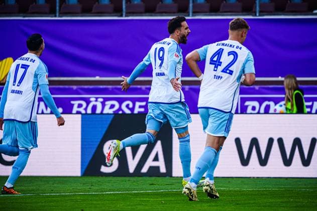 Torjubel Jubel FC Schalke 04 nach Tor zum 0:2 Kenan Karaman (FC Schalke 04, 19) GER, VfL Osnabrueck vs. FC Schalke 04, Fussball, 2. Bundesliga, Spieltag 32, Saison 2023 2024, 07.05.2024 DFL REGULATIONS PROHIBIT ANY USE OF PHOTOGRAPHS AS IMAGE SEQUENCES AND OR QUASI-VIDEO GER, VfL Osnabrueck vs. FC Schalke 04, Fussball, 2. Bundesliga, Spieltag 32, Saison 2023 2024, 07.05.2024 Hamburg
