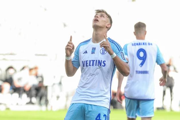 07.05.2024, Fussball, Saison 2023 2024, 2. Bundesliga, 32. Spieltag, VfL Osnabrück - FC Schalke 04, Keke Topp (FC Schalke 04) jubelt nach seinem Tor zum 0 zu 1. Hamburg Stadion am Millerntor Hamburg Deutschland xRHR-FOTO TRx