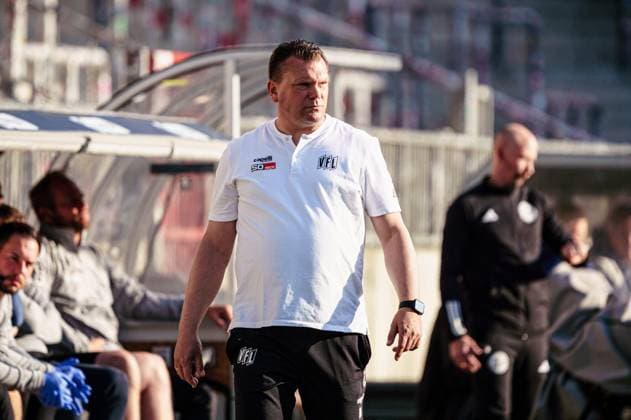 Uwe Koschinat (VfL Osnabrueck, Trainer) GER, VfL Osnabrueck vs. FC Schalke 04, Fussball, 2. Bundesliga, Spieltag 32, Saison 2023 2024, 07.05.2024 DFL REGULATIONS PROHIBIT ANY USE OF PHOTOGRAPHS AS IMAGE SEQUENCES AND OR QUASI-VIDEO GER, VfL Osnabrueck vs. FC Schalke 04, Fussball, 2. Bundesliga, Spieltag 32, Saison 2023 2024, 07.05.2024 Hamburg
