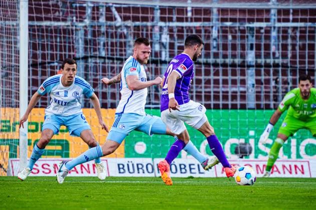Tomas Kalas (FC Schalke 04, 26), Athanasios Androutsos (VfL Osnabrueck, 02) GER, VfL Osnabrueck vs. FC Schalke 04, Fussball, 2. Bundesliga, Spieltag 32, Saison 2023 2024, 07.05.2024 DFL REGULATIONS PROHIBIT ANY USE OF PHOTOGRAPHS AS IMAGE SEQUENCES AND OR QUASI-VIDEO GER, VfL Osnabrueck vs. FC Schalke 04, Fussball, 2. Bundesliga, Spieltag 32, Saison 2023 2024, 07.05.2024 Hamburg