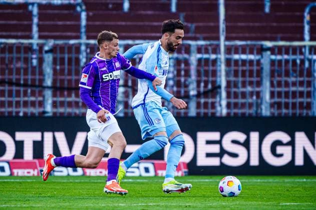 Michael Cuisance (VfL Osnabrueck, 27), Kenan Karaman (FC Schalke 04, 19) GER, VfL Osnabrueck vs. FC Schalke 04, Fussball, 2. Bundesliga, Spieltag 32, Saison 2023 2024, 07.05.2024 DFL REGULATIONS PROHIBIT ANY USE OF PHOTOGRAPHS AS IMAGE SEQUENCES AND OR QUASI-VIDEO GER, VfL Osnabrueck vs. FC Schalke 04, Fussball, 2. Bundesliga, Spieltag 32, Saison 2023 2024, 07.05.2024 Hamburg