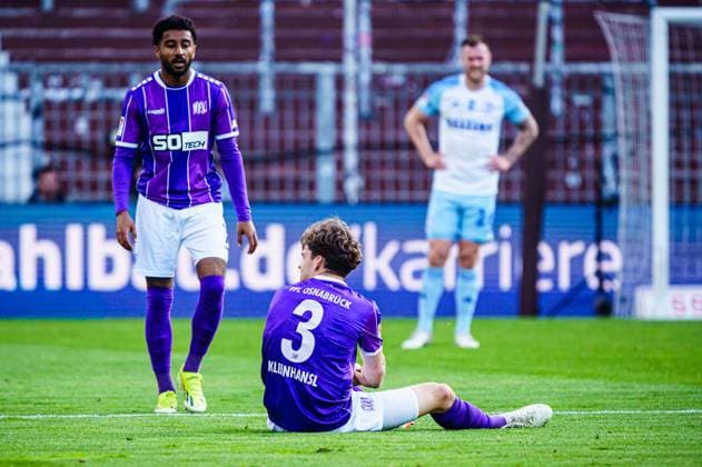 Verletzung Florian Kleinhansl (VfL Osnabrueck, 03) GER, VfL Osnabrueck vs. FC Schalke 04, Fussball, 2. Bundesliga, Spieltag 32, Saison 2023 2024, 07.05.2024 DFL REGULATIONS PROHIBIT ANY USE OF PHOTOGRAPHS AS IMAGE SEQUENCES AND OR QUASI-VIDEO GER, VfL Osnabrueck vs. FC Schalke 04, Fussball, 2. Bundesliga, Spieltag 32, Saison 2023 2024, 07.05.2024 Hamburg