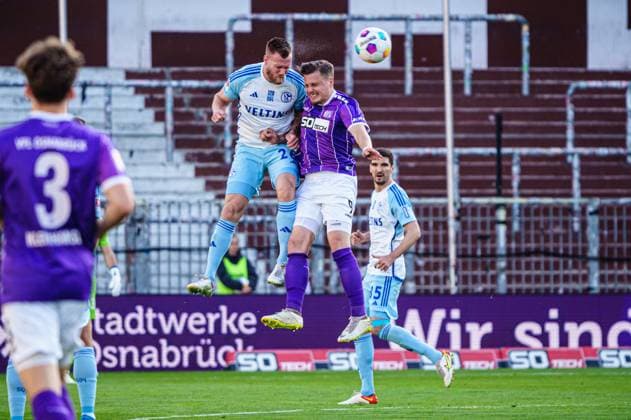 Kopfballduell Luftzweikampf Tomas Kalas (FC Schalke 04, 26), Erik Engelhardt (VfL Osnabrueck, 09) GER, VfL Osnabrueck vs. FC Schalke 04, Fussball, 2. Bundesliga, Spieltag 32, Saison 2023 2024, 07.05.2024 DFL REGULATIONS PROHIBIT ANY USE OF PHOTOGRAPHS AS IMAGE SEQUENCES AND OR QUASI-VIDEO GER, VfL Osnabrueck vs. FC Schalke 04, Fussball, 2. Bundesliga, Spieltag 32, Saison 2023 2024, 07.05.2024 Hamburg