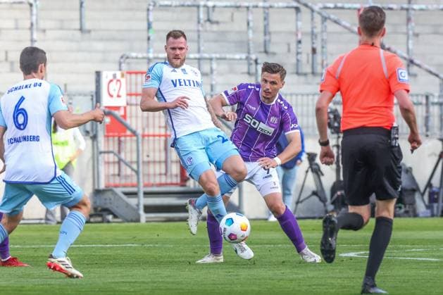07.05.2024, Fussball, Saison 2023 2024, 2. Bundesliga, 32. Spieltag, VfL Osnabrück - FC Schalke 04, v. l. Tomas Kalas (FC Schalke 04), Erik Engelhardt (VfL Osnabrück) Hamburg Stadion am Millerntor Hamburg Deutschland xRHR-FOTO TRx