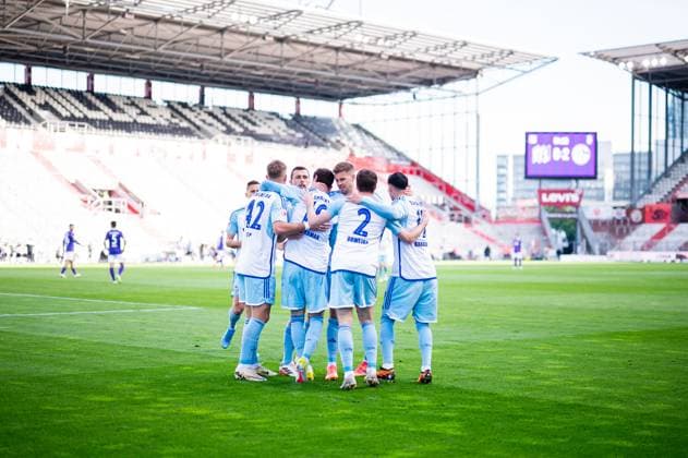 07.05.2024 - Fußball, 2023 2024, 2. Bundesliga, 32. Spieltag, VfL Osnabrück - FC Schalke 04: (M) Kenan Karaman (Schalke) jubelt nach seinem Tor zum 0:2 mit (L-R) Keke Topp (Schalke), Ron Schallenberg (Schalke), Simon Terodde (Schalke), Thomas Ouwejan (Schalke), Yusuf Kabadayi (Schalke) DFL REGULATIONS PROHIBIT ANY USE OF PHOTOGRAPHS AS IMAGE SEQUENCES AND OR QUASI-VIDEO.