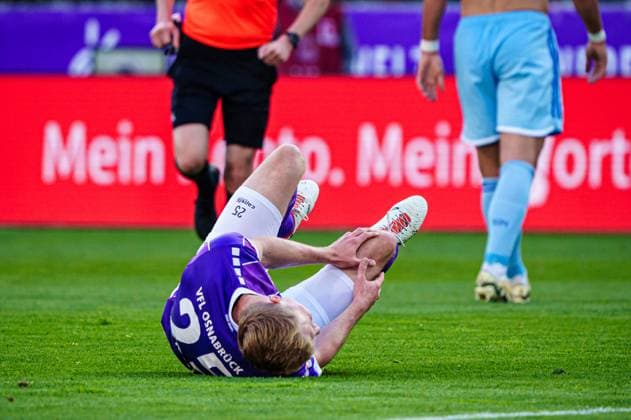Verletzung- Niklas Wiemann (VfL Osnabrueck, 25) GER, VfL Osnabrueck vs. FC Schalke 04, Fussball, 2. Bundesliga, Spieltag 32, Saison 2023 2024, 07.05.2024 DFL REGULATIONS PROHIBIT ANY USE OF PHOTOGRAPHS AS IMAGE SEQUENCES AND OR QUASI-VIDEO GER, VfL Osnabrueck vs. FC Schalke 04, Fussball, 2. Bundesliga, Spieltag 32, Saison 2023 2024, 07.05.2024 Hamburg