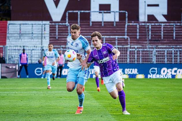 Simon Terodde (FC Schalke 04, 09), Florian Kleinhansl (VfL Osnabrueck, 03) GER, VfL Osnabrueck vs. FC Schalke 04, Fussball, 2. Bundesliga, Spieltag 32, Saison 2023 2024, 07.05.2024 DFL REGULATIONS PROHIBIT ANY USE OF PHOTOGRAPHS AS IMAGE SEQUENCES AND OR QUASI-VIDEO GER, VfL Osnabrueck vs. FC Schalke 04, Fussball, 2. Bundesliga, Spieltag 32, Saison 2023 2024, 07.05.2024 Hamburg