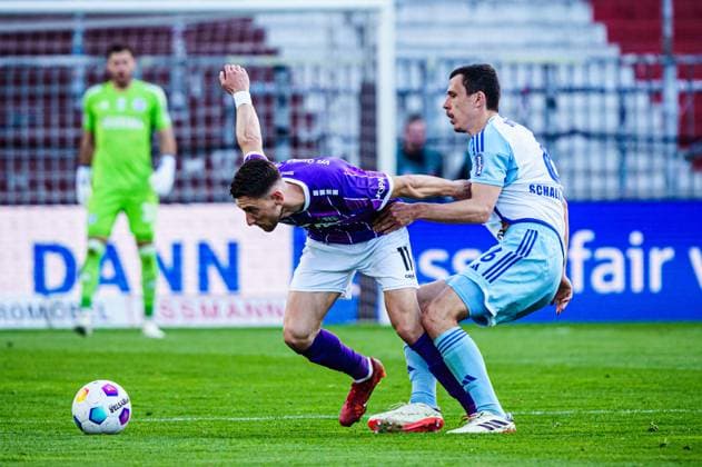 Charalampos Makridis (VfL Osnabrueck, 11), Ron Schallenberg (FC Schalke 04, 06) GER, VfL Osnabrueck vs. FC Schalke 04, Fussball, 2. Bundesliga, Spieltag 32, Saison 2023 2024, 07.05.2024 DFL REGULATIONS PROHIBIT ANY USE OF PHOTOGRAPHS AS IMAGE SEQUENCES AND OR QUASI-VIDEO GER, VfL Osnabrueck vs. FC Schalke 04, Fussball, 2. Bundesliga, Spieltag 32, Saison 2023 2024, 07.05.2024 Hamburg