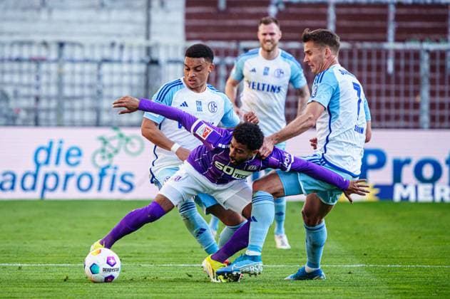 Sport Bilder des Tages Steven van der Sloot (FC Schalke 04, 51), Noel Niemann (VfL Osnabrueck, 07), Paul Seguin (FC Schalke 04, 07) GER, VfL Osnabrueck vs. FC Schalke 04, Fussball, 2. Bundesliga, Spieltag 32, Saison 2023 2024, 07.05.2024 DFL REGULATIONS PROHIBIT ANY USE OF PHOTOGRAPHS AS IMAGE SEQUENCES AND OR QUASI-VIDEO GER, VfL Osnabrueck vs. FC Schalke 04, Fussball, 2. Bundesliga, Spieltag 32, Saison 2023 2024, 07.05.2024 Hamburg