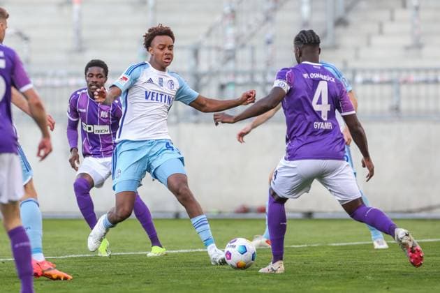 07.05.2024, Fussball, Saison 2023 2024, 2. Bundesliga, 32. Spieltag, VfL Osnabrück - FC Schalke 04, v. l. Assan OuÃ draogo (FC Schalke 04), Maxwell Gyamfi (VfL Osnabrück) Hamburg Stadion am Millerntor Hamburg Deutschland xRHR-FOTO TRx