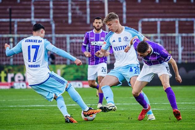 Yusuf Kabadayi (FC Schalke 04, 17), Keke Topp (FC Schalke 04, 42), Charalampos Makridis (VfL Osnabrueck, 11) GER, VfL Osnabrueck vs. FC Schalke 04, Fussball, 2. Bundesliga, Spieltag 32, Saison 2023 2024, 07.05.2024 DFL REGULATIONS PROHIBIT ANY USE OF PHOTOGRAPHS AS IMAGE SEQUENCES AND OR QUASI-VIDEO GER, VfL Osnabrueck vs. FC Schalke 04, Fussball, 2. Bundesliga, Spieltag 32, Saison 2023 2024, 07.05.2024 Hamburg