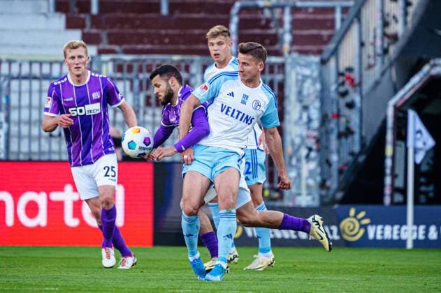 Dave Gnaase (VfL Osnabrueck, 26), Paul Seguin (FC Schalke 04, 07) GER, VfL Osnabrueck vs. FC Schalke 04, Fussball, 2. Bundesliga, Spieltag 32, Saison 2023 2024, 07.05.2024 DFL REGULATIONS PROHIBIT ANY USE OF PHOTOGRAPHS AS IMAGE SEQUENCES AND OR QUASI-VIDEO GER, VfL Osnabrueck vs. FC Schalke 04, Fussball, 2. Bundesliga, Spieltag 32, Saison 2023 2024, 07.05.2024 Hamburg