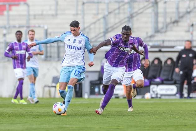 07.05.2024, Fussball, Saison 2023 2024, 2. Bundesliga, 32. Spieltag, VfL Osnabrück - FC Schalke 04, v. l. Yusuf Kabadayi (FC Schalke 04), Maxwell Gyamfi (VfL Osnabrück) Hamburg Stadion am Millerntor Hamburg Deutschland xRHR-FOTO TRx