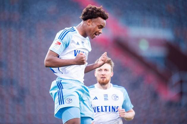 07.05.2024 - Fußball, 2023 2024, 2. Bundesliga, 32. Spieltag, VfL Osnabrück - FC Schalke 04: (L-R) Assan Ouedraogo (Schalke) jubelt nach seinem Tor zum 0:3 mit Tobias Mohr (Schalke) DFL REGULATIONS PROHIBIT ANY USE OF PHOTOGRAPHS AS IMAGE SEQUENCES AND OR QUASI-VIDEO.