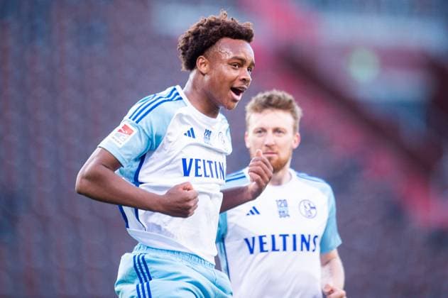 07.05.2024 - Fußball, 2023 2024, 2. Bundesliga, 32. Spieltag, VfL Osnabrück - FC Schalke 04: (L-R) Assan Ouedraogo (Schalke) jubelt nach seinem Tor zum 0:3 mit Tobias Mohr (Schalke) DFL REGULATIONS PROHIBIT ANY USE OF PHOTOGRAPHS AS IMAGE SEQUENCES AND OR QUASI-VIDEO.