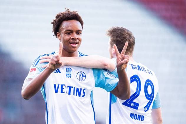 Sport Themen der Woche KW19 Sport Bilder des Tages 07.05.2024 - Fußball, 2023 2024, 2. Bundesliga, 32. Spieltag, VfL Osnabrück - FC Schalke 04: (L-R) Assan Ouedraogo (Schalke) jubelt nach seinem Tor zum 0:3 mit Tobias Mohr (Schalke) DFL REGULATIONS PROHIBIT ANY USE OF PHOTOGRAPHS AS IMAGE SEQUENCES AND OR QUASI-VIDEO. *** 07 05 2024 Soccer, 2023 2024, 2 Bundesliga, Matchday 32, VfL Osnabrück FC Schalke 04 L R Assan Ouedraogo Schalke cheers after his goal to 0 3 with Tobias Mohr Schalke DFL REGULATIONS PROHIBIT ANY USE OF PHOTOGRAPHS AS IMAGE SEQUENCES AND OR QUASI VIDEO