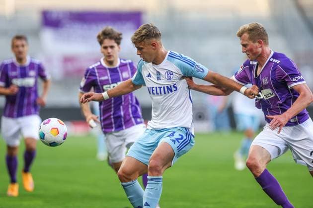 07.05.2024, Fussball, Saison 2023 2024, 2. Bundesliga, 32. Spieltag, VfL Osnabrück - FC Schalke 04, v. l. Keke Topp (FC Schalke 04), Niklas Wiemann (VfL Osnabrück) Hamburg Stadion am Millerntor Hamburg Deutschland xRHR-FOTO TRx