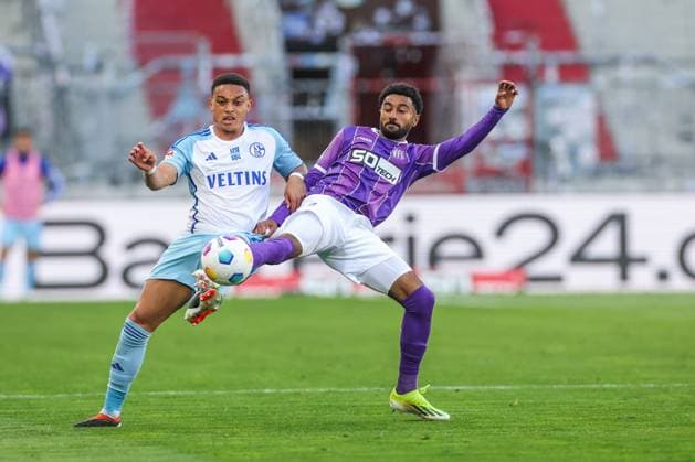 07.05.2024, Fussball, Saison 2023 2024, 2. Bundesliga, 32. Spieltag, VfL Osnabrück - FC Schalke 04, v. l. Steven van der Sloot (FC Schalke 04), Noel Niemann (VfL Osnabrück) Hamburg Stadion am Millerntor Hamburg Deutschland xRHR-FOTO TRx