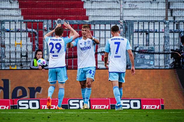Torjubel Jubel FC Schalke 04 nach Tor zum 0:4 Keke Topp (FC Schalke 04, 42) GER, VfL Osnabrueck vs. FC Schalke 04, Fussball, 2. Bundesliga, Spieltag 32, Saison 2023 2024, 07.05.2024 DFL REGULATIONS PROHIBIT ANY USE OF PHOTOGRAPHS AS IMAGE SEQUENCES AND OR QUASI-VIDEO GER, VfL Osnabrueck vs. FC Schalke 04, Fussball, 2. Bundesliga, Spieltag 32, Saison 2023 2024, 07.05.2024 Hamburg