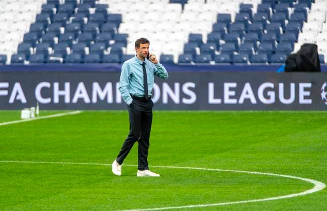 Sport Bilder des Tages 07.05.2024, Fussball UEFA Championsleague 2023 2024: 1 Tag vor dem Halbfinale, Real Madrid - FC Bayern München, Ankunft von FC Bayern Mannschaft am Stadion Santiago Bernabeu Madrid. Thomas Müller (FC Bayern München) telefoniert auf dem Rasen