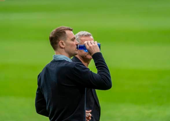 07.05.2024, Fussball UEFA Championsleague 2023 2024: 1 Tag vor dem Halbfinale, Real Madrid - FC Bayern München, Ankunft von FC Bayern Mannschaft am Stadion Santiago Bernabeu Madrid. Torwart Manuel Neuer (FC Bayern München) trinkt