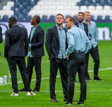 07.05.2024, Fussball UEFA Championsleague 2023 2024: 1 Tag vor dem Halbfinale, Real Madrid - FC Bayern München, Ankunft von FC Bayern Mannschaft am Stadion Santiago Bernabeu Madrid. Torwart Daniel Peretz (FC Bayern München), Harry Kane (re, FC Bayern München)