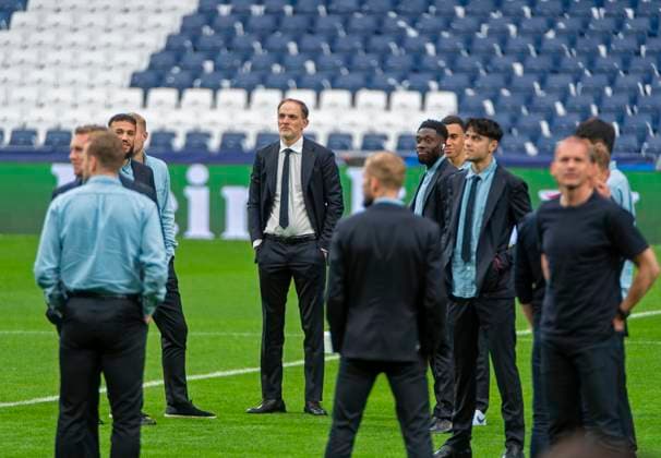 07.05.2024, Fussball UEFA Championsleague 2023 2024: 1 Tag vor dem Halbfinale, Real Madrid - FC Bayern München, Ankunft von FC Bayern Mannschaft am Stadion Santiago Bernabeu Madrid. mitte: Trainer Thomas Tuchel (FC Bayern München)