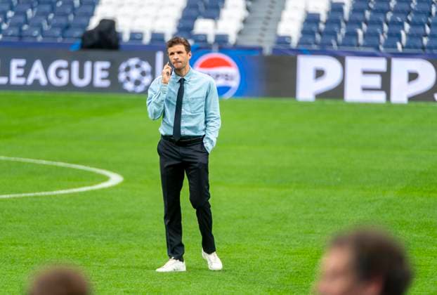 07.05.2024, Fussball UEFA Championsleague 2023 2024: 1 Tag vor dem Halbfinale, Real Madrid - FC Bayern München, Ankunft von FC Bayern Mannschaft am Stadion Santiago Bernabeu Madrid. Thomas Müller (FC Bayern München) telefoniert auf dem Rasen