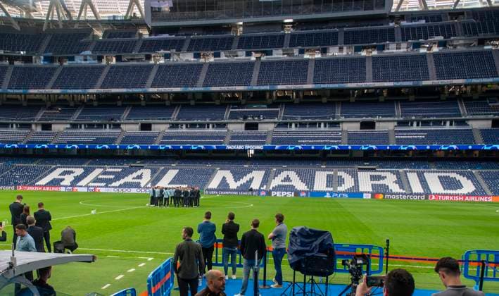 07.05.2024, Fussball UEFA Championsleague 2023 2024: 1 Tag vor dem Halbfinale, Real Madrid - FC Bayern München, Ankunft von FC Bayern Mannschaft am Stadion Santiago Bernabeu Madrid. Besichtigung in der Mitte des Rasens