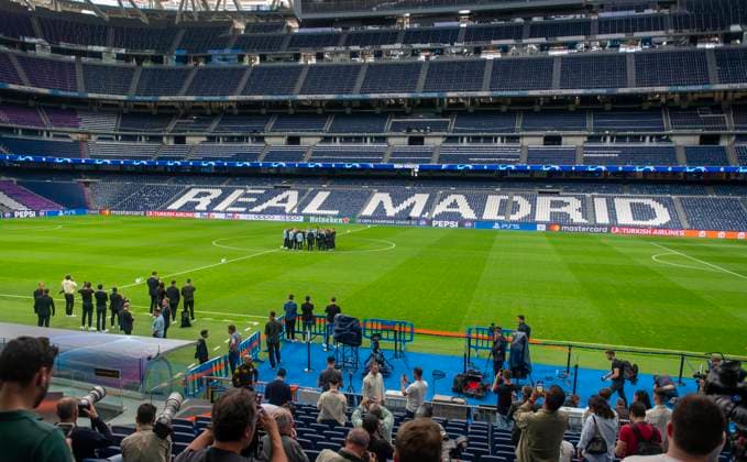07.05.2024, Fussball UEFA Championsleague 2023 2024: 1 Tag vor dem Halbfinale, Real Madrid - FC Bayern München, Ankunft von FC Bayern Mannschaft am Stadion Santiago Bernabeu Madrid. Besichtigung in der Mitte des Rasens
