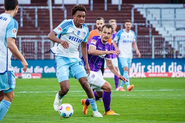 Assan Ouedraogo (FC Schalke 04, 43), Robert Tesche (VfL Osnabrueck, 08) GER, VfL Osnabrueck vs. FC Schalke 04, Fussball, 2. Bundesliga, Spieltag 32, Saison 2023 2024, 07.05.2024 DFL REGULATIONS PROHIBIT ANY USE OF PHOTOGRAPHS AS IMAGE SEQUENCES AND OR QUASI-VIDEO GER, VfL Osnabrueck vs. FC Schalke 04, Fussball, 2. Bundesliga, Spieltag 32, Saison 2023 2024, 07.05.2024 Hamburg