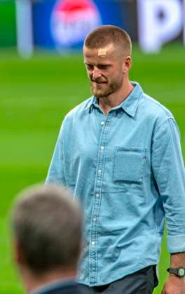 Sport Bilder des Tages 07.05.2024, Fussball UEFA Championsleague 2023 2024: 1 Tag vor dem Halbfinale, Real Madrid - FC Bayern München, Ankunft von FC Bayern Mannschaft am Stadion Santiago Bernabeu Madrid. Eric Dier (FC Bayern München) mit Pflaster wegen einer Verletzung aus dem Stuttgart Spiel