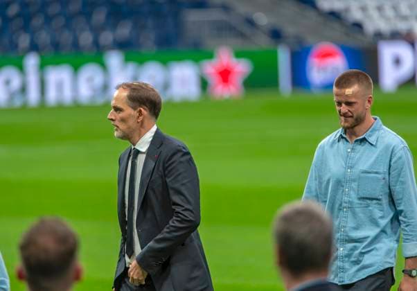07.05.2024, Fussball UEFA Championsleague 2023 2024: 1 Tag vor dem Halbfinale, Real Madrid - FC Bayern München, Ankunft von FC Bayern Mannschaft am Stadion Santiago Bernabeu Madrid. v.li: Trainer Thomas Tuchel (FC Bayern München), Eric Dier (FC Bayern München) mit Pflaster wegen einer Verletzung aus dem Stuttgart Spiel